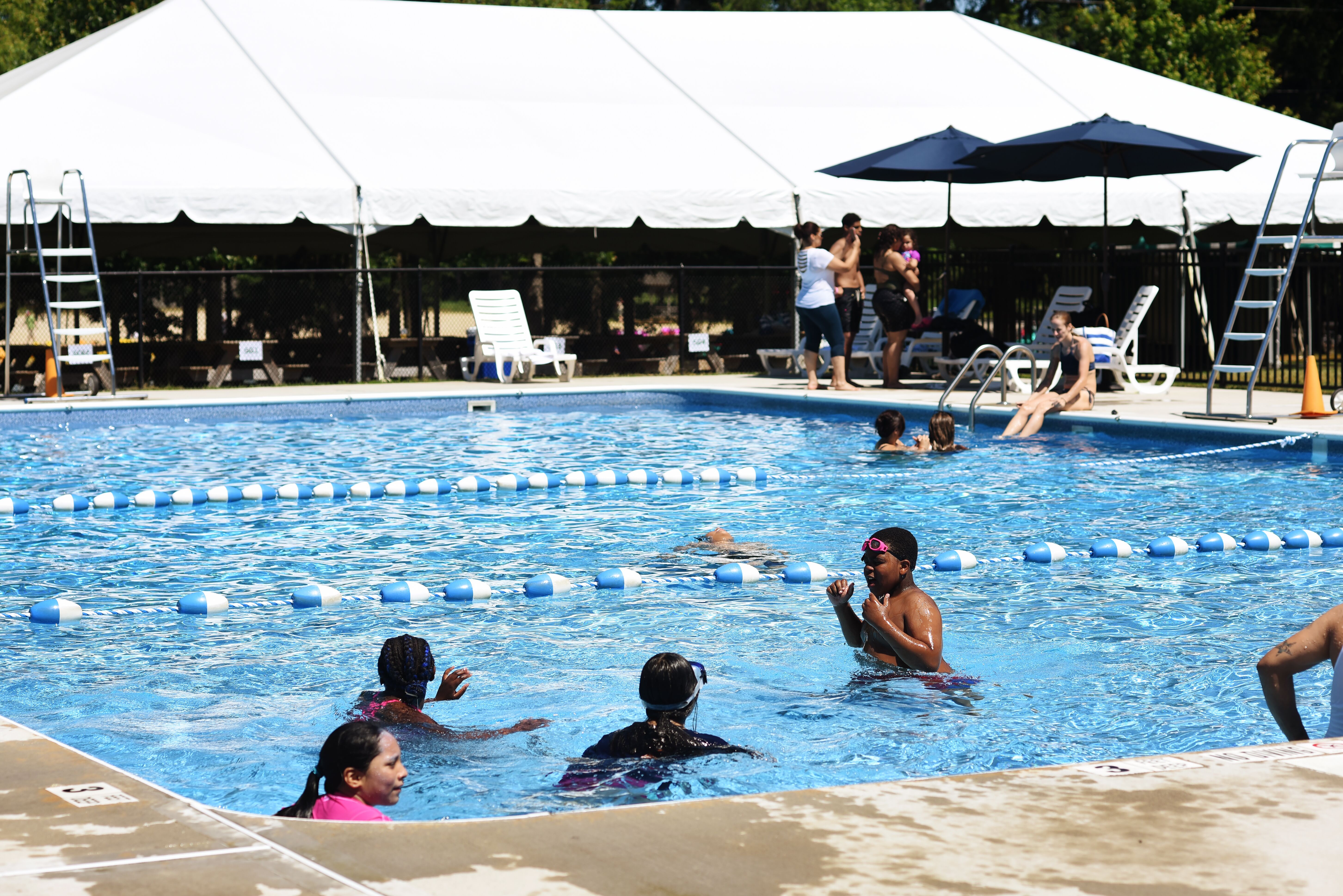 Amenities Lakefront Pool Complex 4